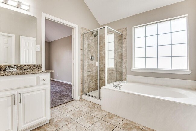 Foto del edificio - 15704 Grove Crest Dr