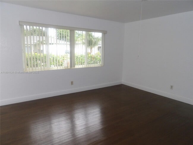 Foto del edificio - 1225 N J St