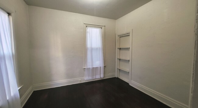Building Photo - 1421 N Corona St