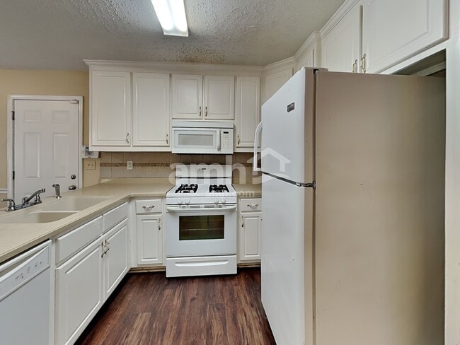 Building Photo - 1319 Vine Cir