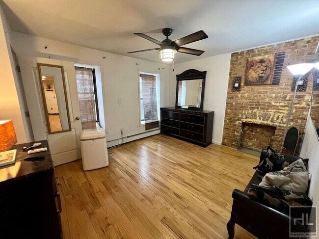 Foto del edificio - 2BR 1BA Garden Level Brownstone w/ Free La...