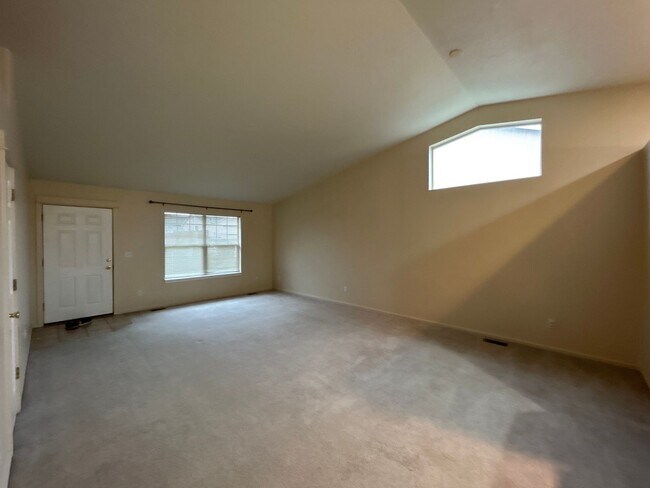 Building Photo - 3 Bedroom / 2 Bathroom Home in NE Madras