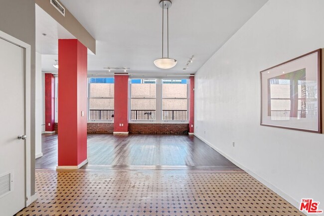 Building Photo - 257 S Spring St
