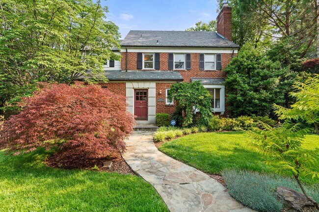 Foto del edificio - 4317 Warren St NW