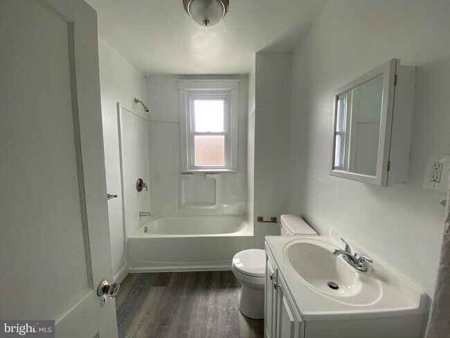 Foto del edificio - 5895 Woodcrest Ave