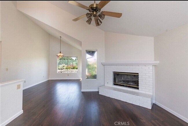 Building Photo - Available December 1st, 2024!! 3 BED 3 BAT...