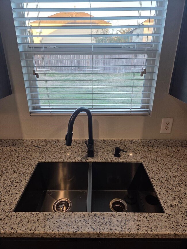 Foto del edificio - 5518 Rustling Gates Ln