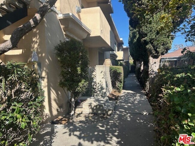 Foto del edificio - 3560 S Centinela Ave
