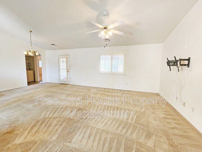 Building Photo - Round Up Ct 380 S