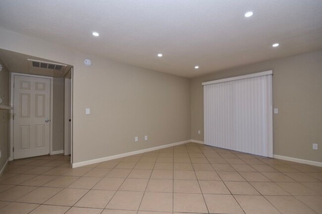 Building Photo - Gorgeous 1 Bedroom 1st Floor Completely Re...