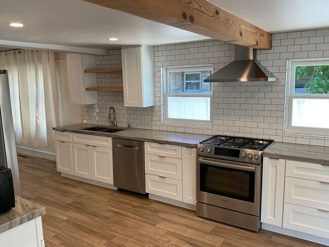 Foto del edificio - Beautiful 4 Bedroom 2 Bath Home in Old Tow...