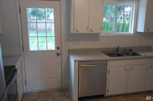 Building Photo - 130 Bellflower Road, Unit A