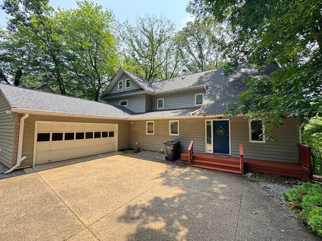 Building Photo - Fantastic 4 Bed 3.5 Bath Townhome With Sun...
