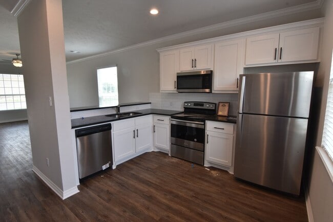 Foto del edificio - 4 bed,4 bath House available Jan 2nd 2026