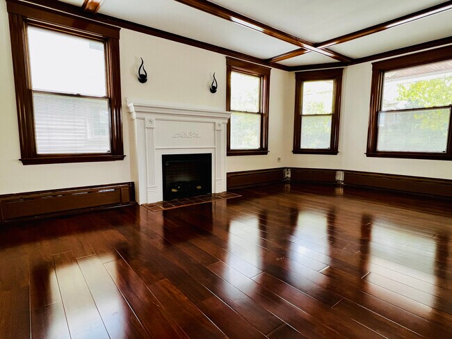 Building Photo - 733 Belmont St