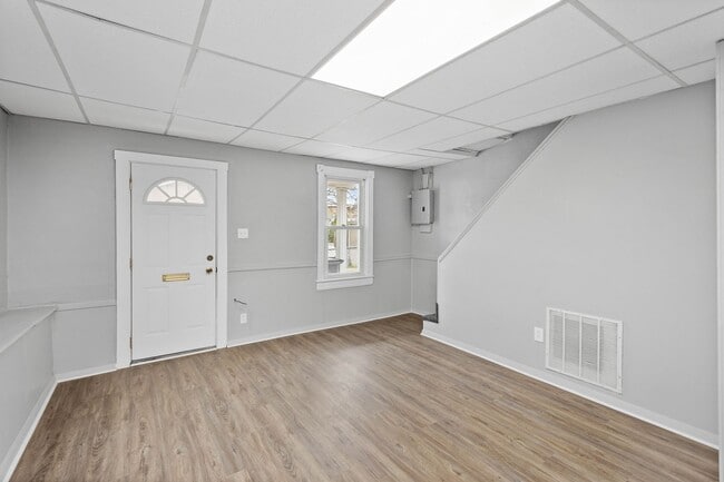 Building Photo - 450 Center St