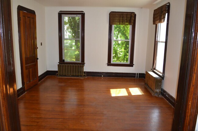 Building Photo - 135 N Main St