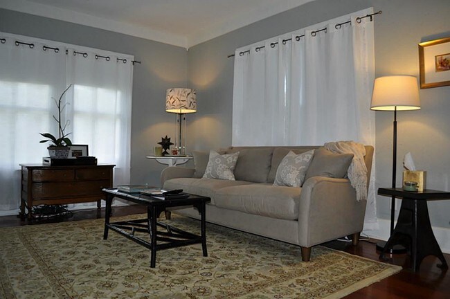 Foto del edificio - 601 W 10th St