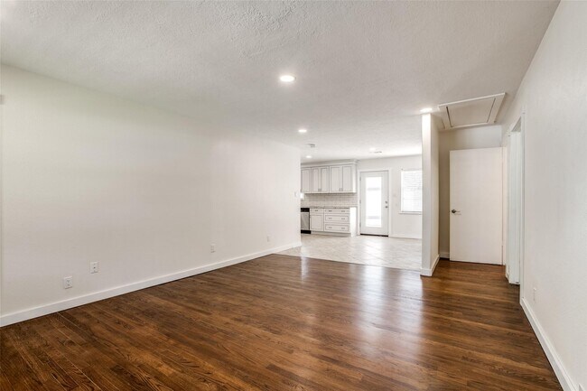 Building Photo - 235 Live Oak St