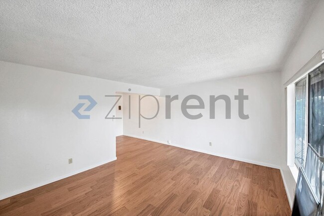 Foto del edificio - 2458 Normandie Ave