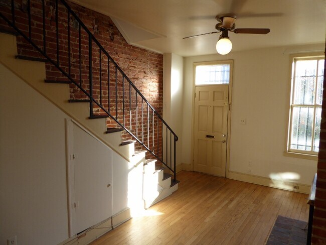 Building Photo - 1226 G St SE