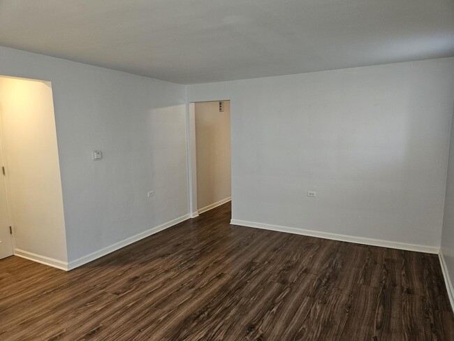 Foto del edificio - 6300 W Diversey Ave