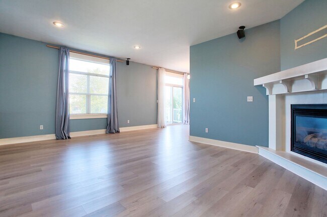 Foto del edificio - 3 BED 3 BATH HOME ON LAKE