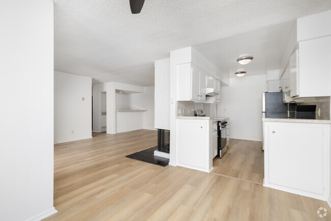 2BD, 2BA - 1,200SF - Dining Room - 11810 Mayfield Ave