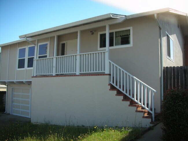 Building Photo - 135 Lake Dr
