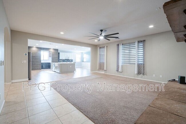 Foto del edificio - 18465 W Desert Ln