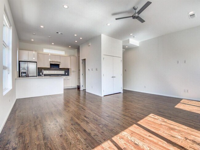 Building Photo - 6035 La Vista Dr