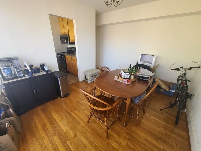 Foto del edificio - Spacious, Sunny 2BR/2BTH w/ HW Floors, New...
