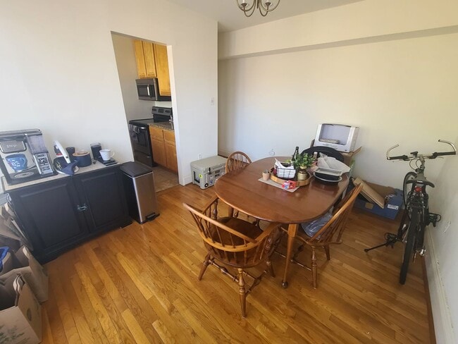 Building Photo - Spacious, Sunny 2BR/2BTH w/ HW Floors, New...