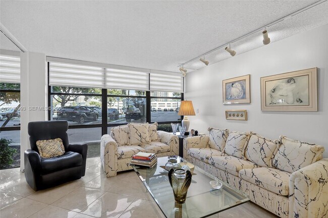 Foto del edificio - 1000 Parkview Dr