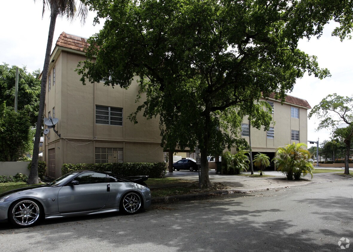 Building Photo - 1114 S Douglas Rd