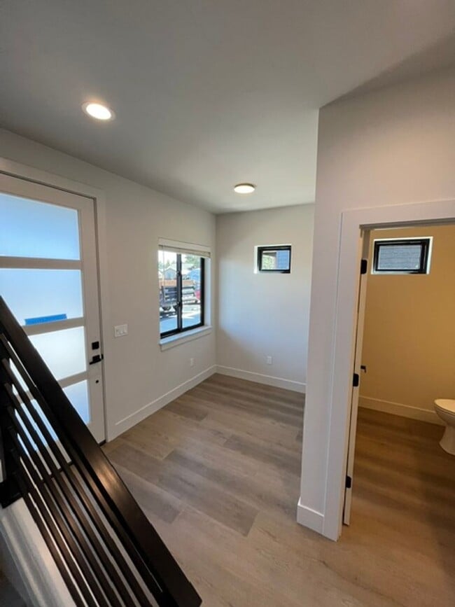 Building Photo - Gorgeous BRAND NEW Modern 2-bd/2-bath Condo in Redmond, OR!