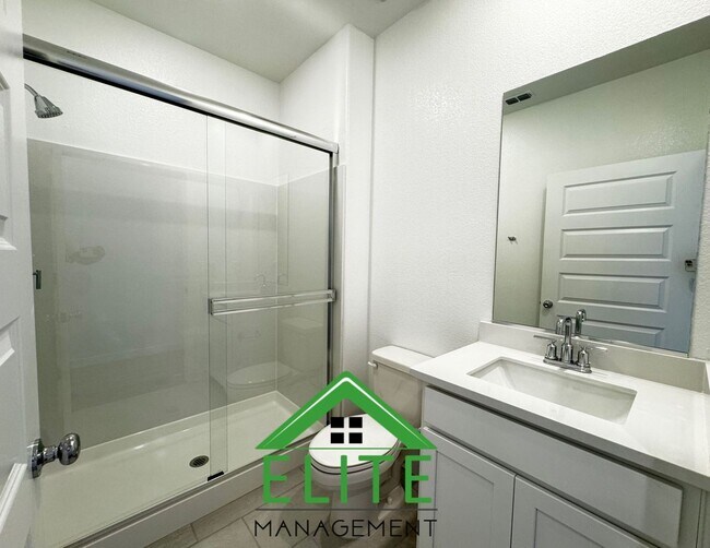 Foto del edificio - Modern Living Meets Smart Design at 12688 ...