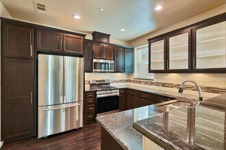 Building Photo - 204 Cezanne Ln