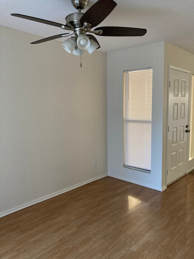 Dining Area - 248 Oakwood St