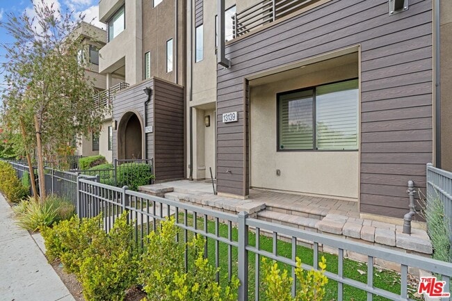 Building Photo - 13139 Victory Blvd