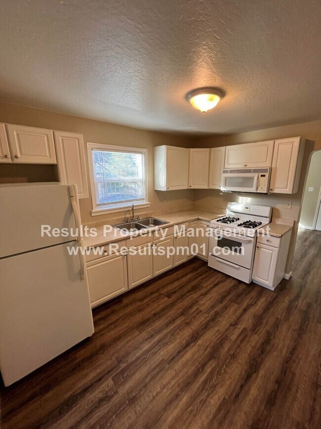 Building Photo - 2 br, 1 bath House - 209 C Street unit A