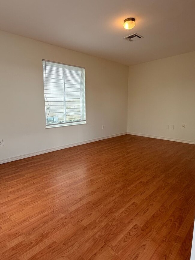 Foto del edificio - Large 2/3BD AND 2 FULL BATHS