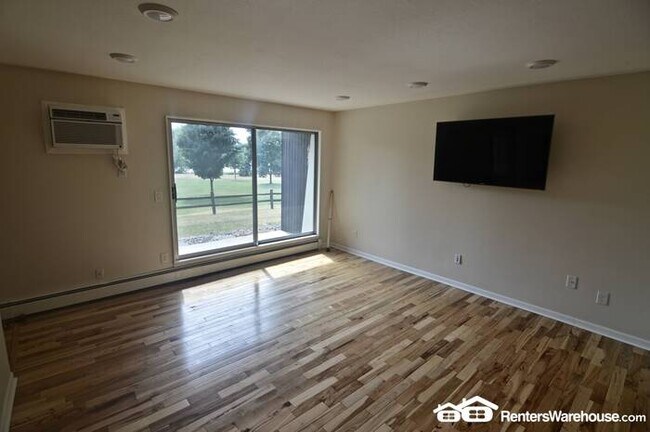 Foto del edificio - Beautiful 2B/2BA Condo Located in Robbinsdale with Lakeview.