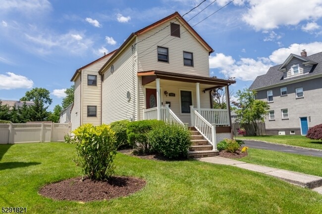 Building Photo - 624 Downer St