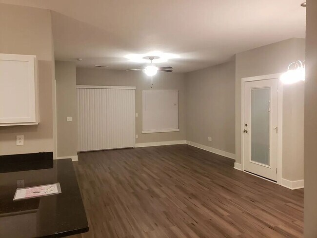 Foto del edificio - 3 bedroom 2 bath Duplex at 53rd & Meridian