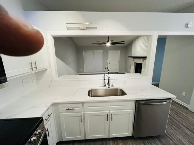 Building Photo - 7801 Cross Tie Dr