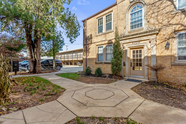 Building Photo - Windsor Court Apartments