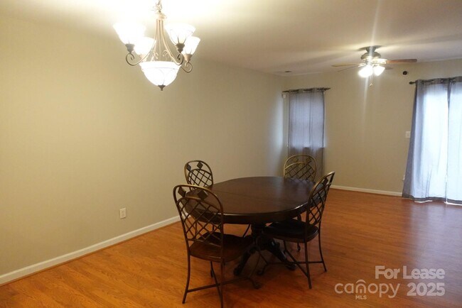 Foto del edificio - 1725 Forest Side Ln