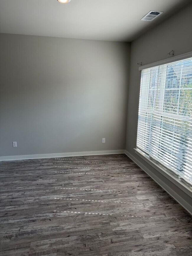Foto del edificio - 2021 Hardwick Ln