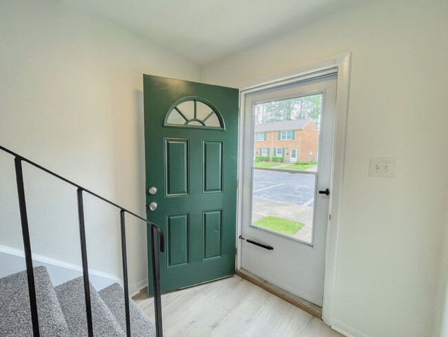 Building Photo - Lovely Condo Near the Beach!
